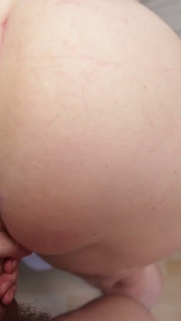 Une MILF À Forte Poitrine Regarde Et Baise Une Grosse Bite Blanche
