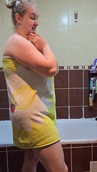 Loira Gordinha Esposa Gosta De Um Banho Quente No Banheiro