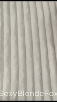 Blondýnka si lakomě vyhoní penis a masturbuje