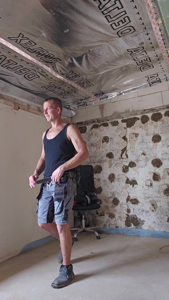 Chris_snoopy_91: Toujours excitée sur le chantier, j’ai besoin d’une vraie bite...