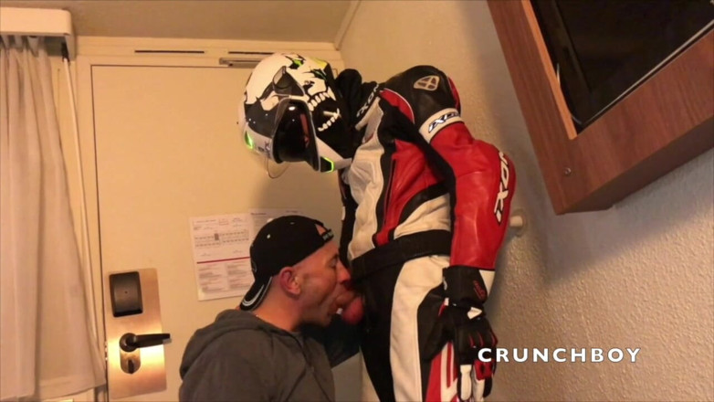 Sex humiliation with french lads: Humilhação sexual no hotel com motociclista hetero