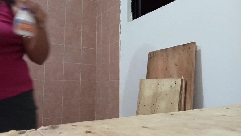 Karmicoxv: Ibu montel di dapur menunjukkan tetek dan thong