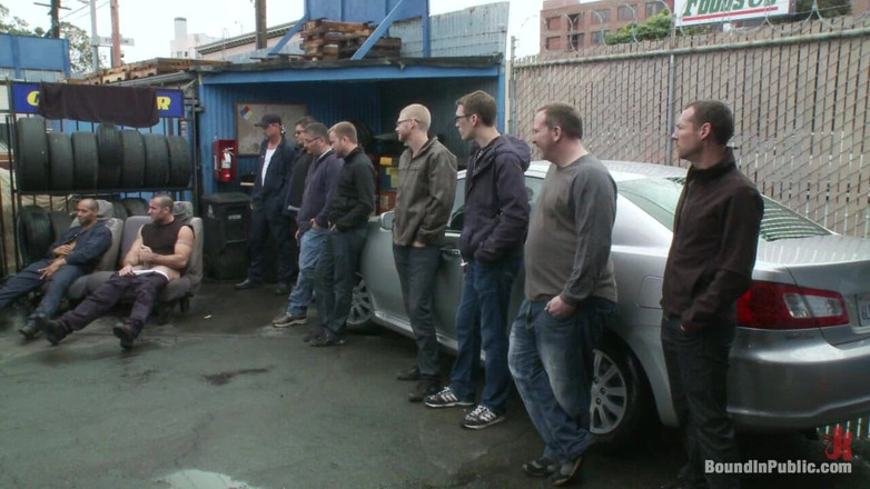 Bound in public: Coche puta