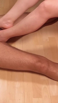 Journée d’entraînement d’une esclave 28/9 - Branlette avec les pieds - éjaculation par footjob