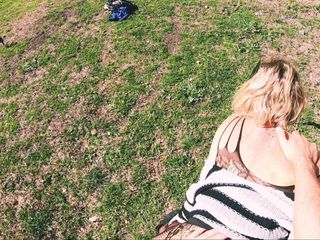 Sportynaked: Maskovaná milf venkovní jízda