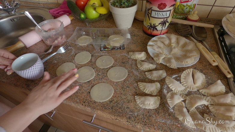 MILF Oxana: Oxanas kulinariska show. Dumplings och kaffe med sperma