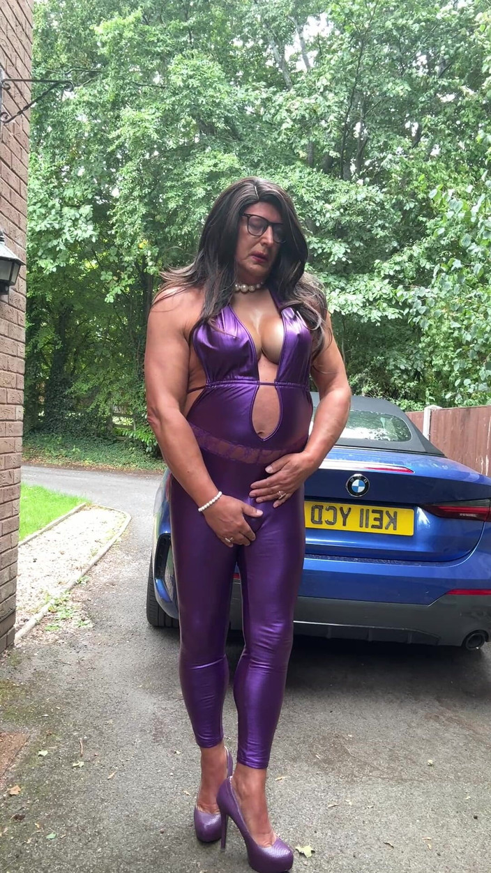 Kelly CD 2022: Sexy Crossdresser Kellycd2022 ve fialové pvc kombinéze a podpatcích