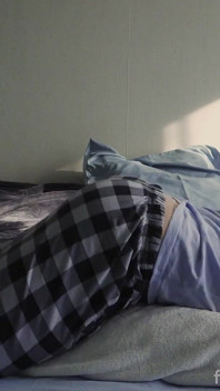 Une belle femboy gémit bruyamment de la chambre, il s’imagine en train de baiser ton trou du cul étroit