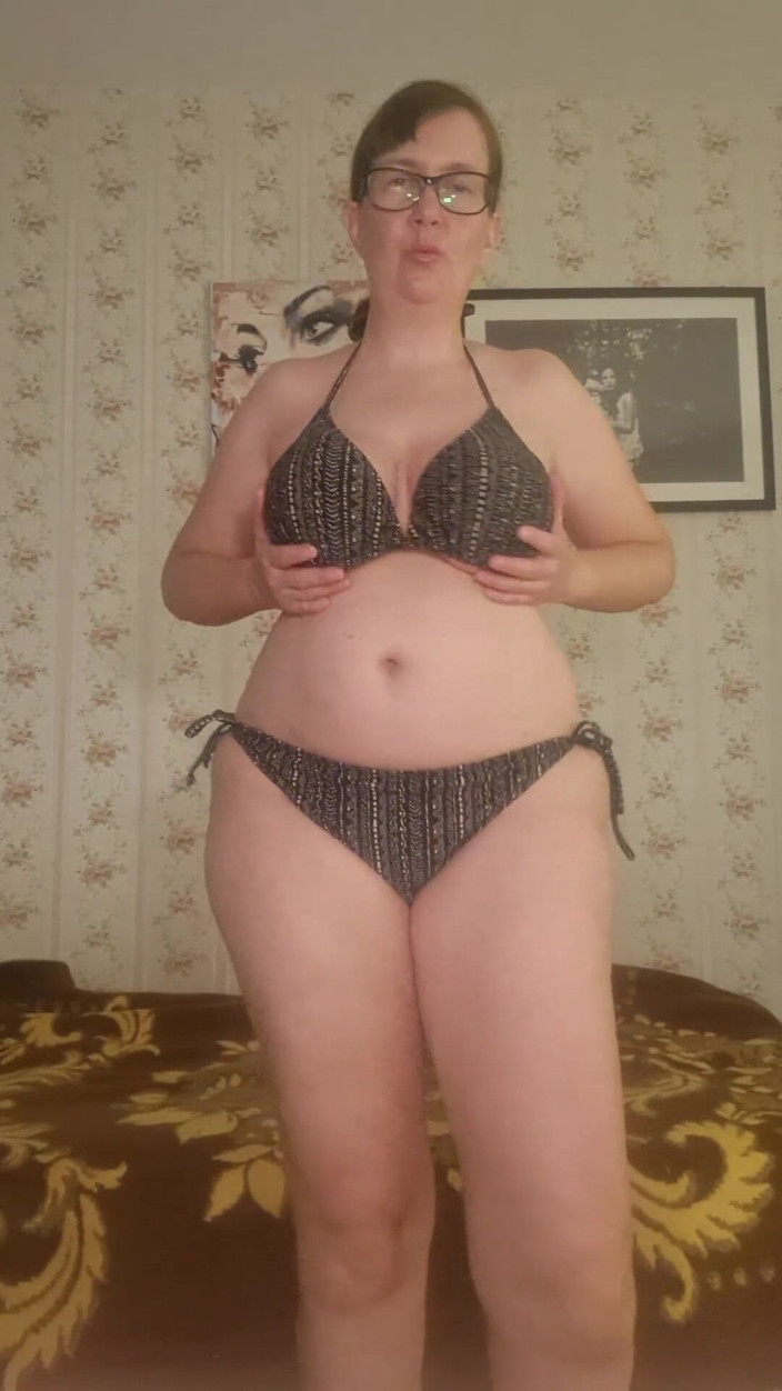 QueenJoo: MILF si spoglia e si masturba fino all'orgasmo