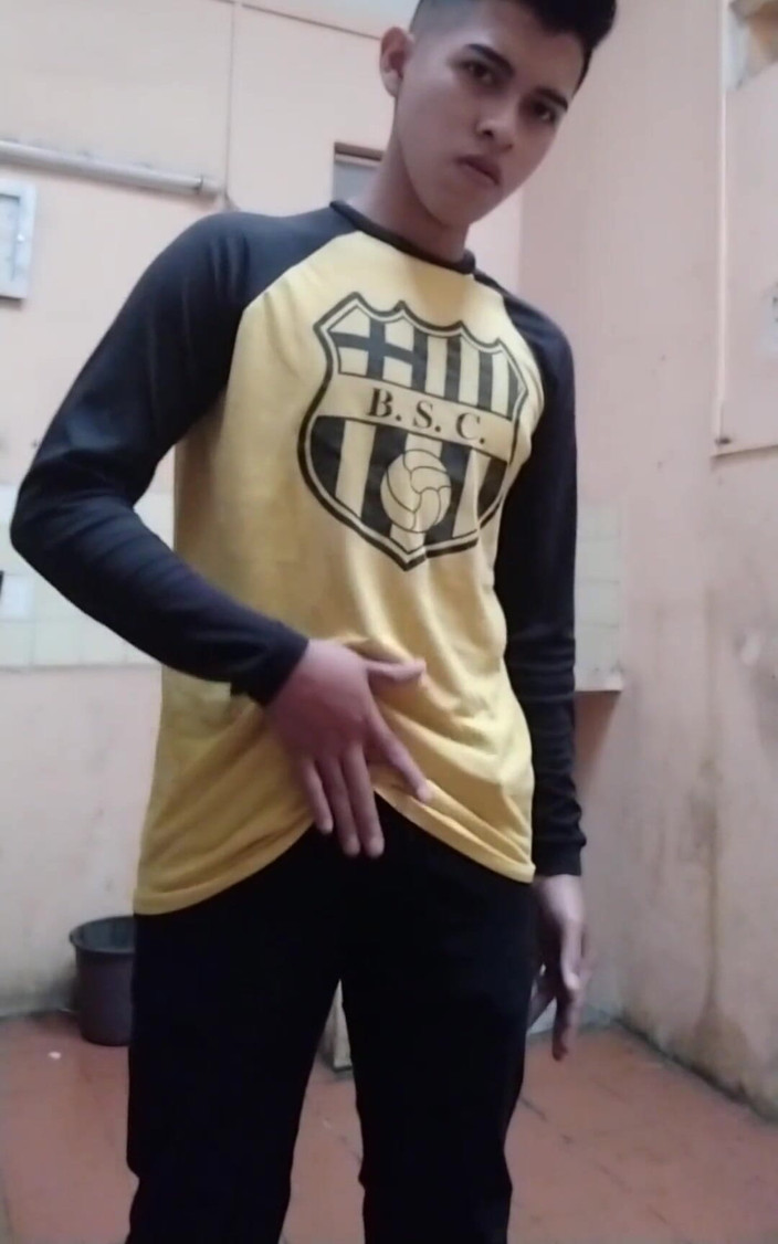 Chicos Virales: Giovane latino arrapato al lavoro