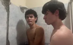 We eten kont en neuken hard onder de douche