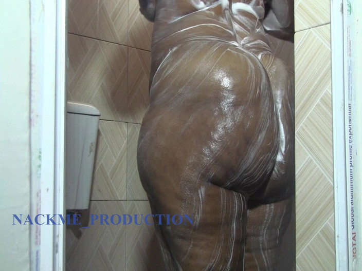 NACKME_PRODUCTION: Velká krásná manželka si umývá zadek po podvádění se svým...