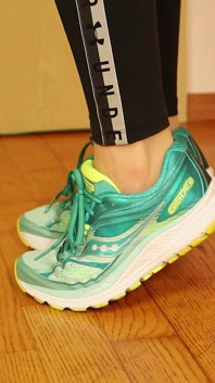 Sneaker Tease i genomskinliga nylonstrumpor