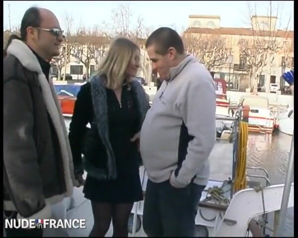 La France a Poil: La jeune Flo est tellement jolie que son mari lui...