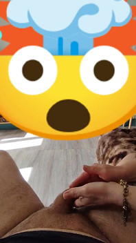 내 가장 친한 친구가 코코넛 오일을 테스트하기 위해 나를 자위합니다.