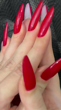 Mis nuevas uñas largas rojas y dedos largos