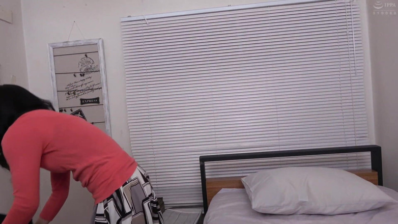 Vulture: 熟女在她继子的房间里做爱。她很沮丧，感觉不堪重负