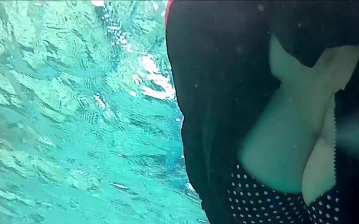 Maria Old: Enorma bröst under vattnet