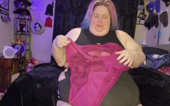 Ms Kitty Delgato: मेरी मोटी गांड के लिए मेरे सेक्सी अधोवस्त्र देखें