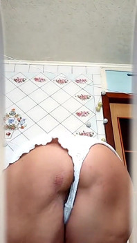 Lukerya, matură sexy, își fute curul în pantaloni scurți albi în bucătărie, pe la spate și tachinare cu flirt