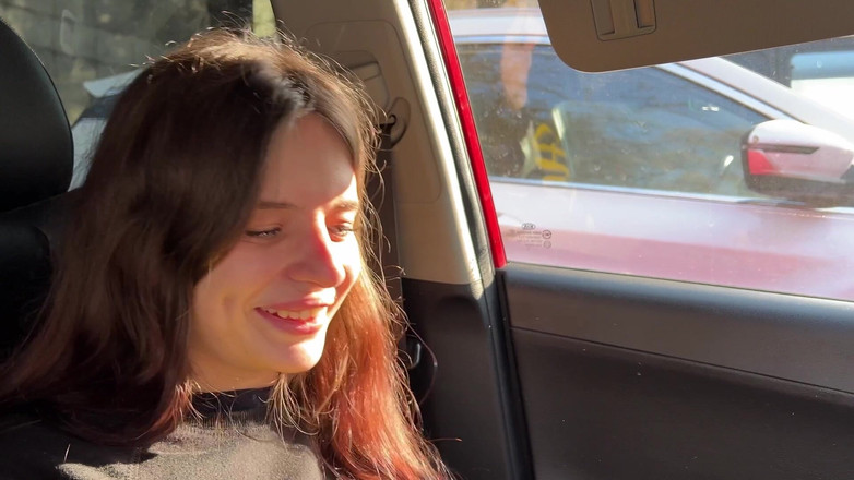 MargoAlisa: Zwei Freunde im Auto in der Öffentlichkeit
