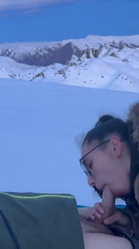 Blowjob unter dem sonnenuntergang mit sperma im mund