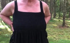 Meine frau CIM im schwedischen wald, sommermutter 2022