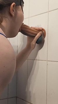 Sissy succhia il cazzo di Monter e assaggia il culo
