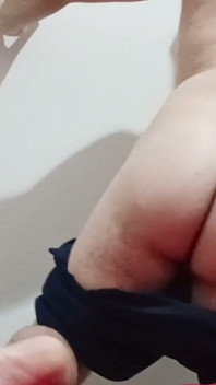 카메라 앞에서 과시하는 핫한 젊은 남자
