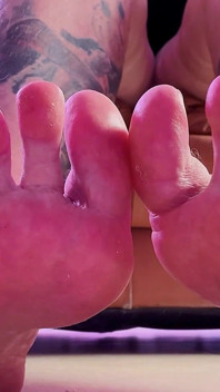 Seksi tabanlarım ve ayak parmaklarım ile seni azdırıyor
