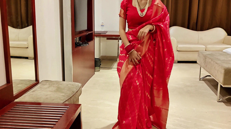 Sassysonia: Desi Indische pas getrouwde Bhabhi kan haar emoties niet beheersen...