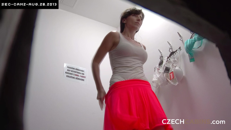 Czech Cabins: Czech Cabins 73: Sweet MILF Laska - Niegrzeczny Solo Strip do aparatu
