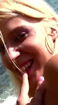 Une adorable blonde reçoit une pénétration anale profonde à l'air libre