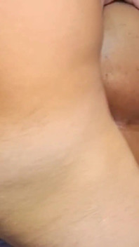In questa posa adoro l'anale, mi piace farmi schiacciare il sedere così