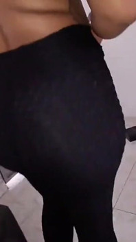 我美丽的邻居想要展示她的新圣诞帽子