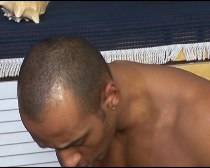 Hardcore German Club: Une bombasse d’Allemagne suce une grosse bite noire