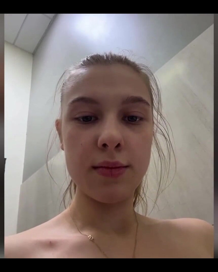 JuiceLussie: Величезна анальна пробка в ідеальній дупі. Пестощі пальцями рожевої пизди