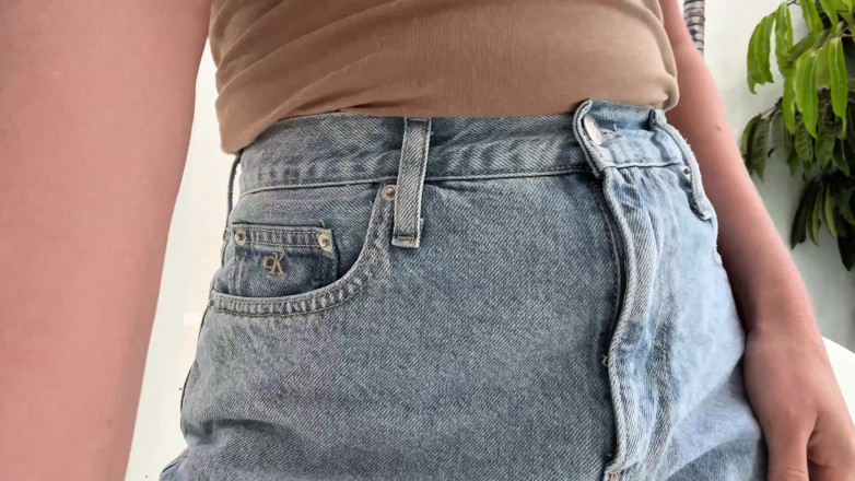 Emma Voyeur: Denim Shorts Yang Membasahi Terdesak Di Teres: Tidak Boleh Tahan...