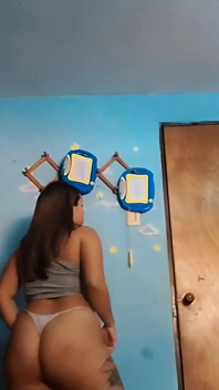 Latina-mädchen mit dickem twerkt in shorts mit hintern