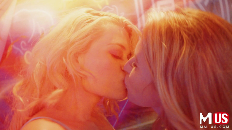 Model Media US: Jerkaoke - Paige Owens dan Destiny Cruz