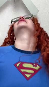 Adorazione del culo di supergirl, pompino, infilzamento e facciale per un superman senza potere