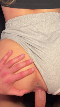 ดึงกางเกงขาสั้นเธอไปด้านข้างแล้วเย็ดแรง ๆ แบบ POV
