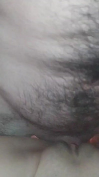 Manžel a manželka šukají a stříkají v ložnici, této ženě se to líbilo