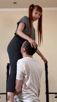 Adoration de la chatte dans un pantalon de yoga par la demi-sœur Kira et son demi-frère soumis