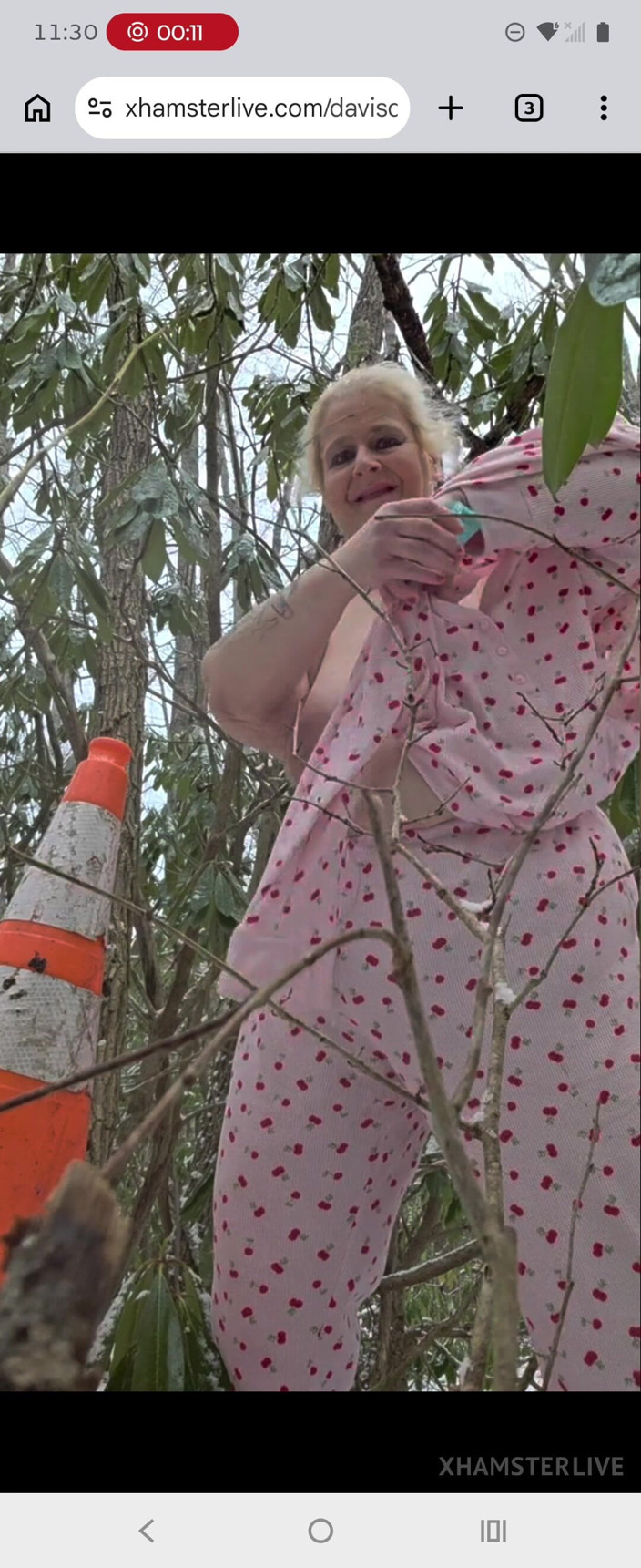 HerculesnVENUS: Ela ama um cone de neve na floresta dando-o a...
