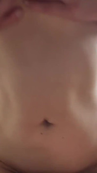 내 배다른 사촌은 우리가 혼자라는 사실을 이용한다