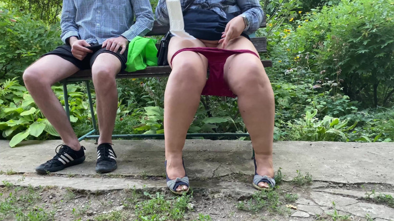 OurFetishLife: Indimenticabile miLF fontana di piscio all'aperto lascia che il figliastro...