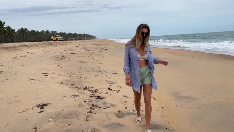 Batty Lux: Blondine mit dicken titten geht oben ohne im freien