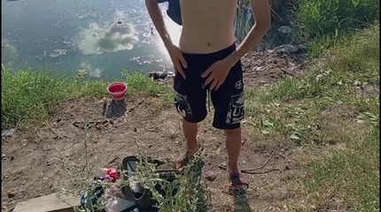 Мужик на природе и рыбалке
