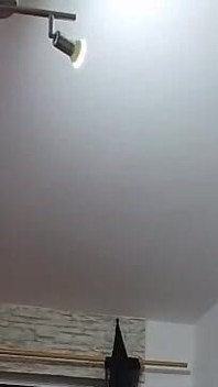 Мілфа пестить пальцями зяючу пизду до оргазму, з якої капає
